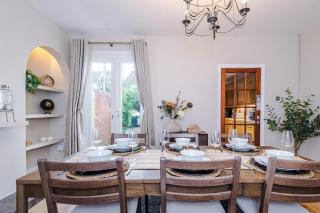 Cosy 3-Bed, Sleeps 5, Free Parking, Long and Short Stays - 6
