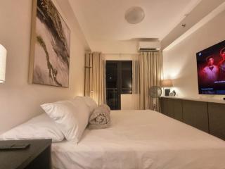 Luxe Hotel-Style Suite Stay at Ayala Ave - 6