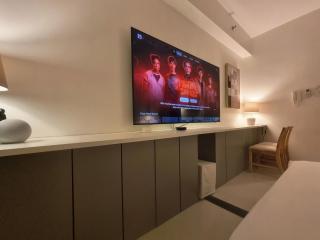 Luxe Hotel-Style Suite Stay at Ayala Ave - 4