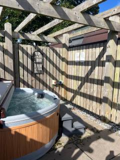 Mill House Farm Pods - Lapwing Lodge - 1