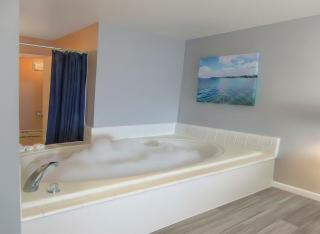 Pointes North Beachfront Hotel - 2 Person Spa Tub Studios - 7