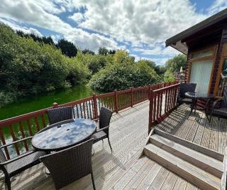 Kingfisher Cosy Lakeside Lodge - 0