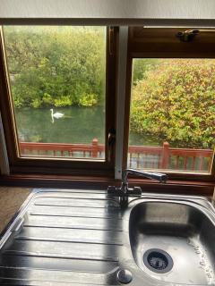 Kingfisher Cosy Lakeside Lodge - 8