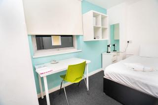 Budget En-suite Room in Coventry City Centre - 2