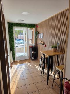 Hostal De la Rosa By Parque Warner Madrid - 6