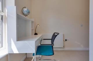 Modern House with Free Parking & Superfast WiFi - 5