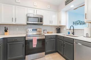 Riverfront Condo Walk Downtown Pool Parking - 1