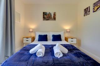 Modern House with Free Parking & Superfast WiFi - 8