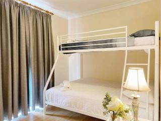 Pet friendly home near Adventure World Fiona Murdoch - 7