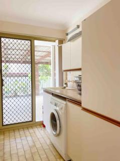 Pet friendly home near Adventure World Fiona Murdoch - 3