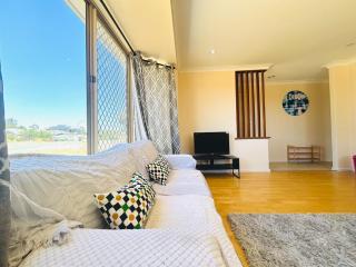 Pet friendly home near Adventure World Fiona Murdoch - 6