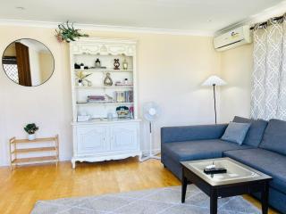 Pet friendly home near Adventure World Fiona Murdoch - 8