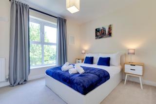 Modern House with Free Parking & Superfast WiFi - 9