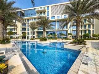 Mamsha Saadiyat - Huge 1 BDR Duplex - Beachfront Luxury - 1 min walk to Mamsha Boulevard, Beach, Restaurants - 5 min to Louvre and Zayed Museum - 5