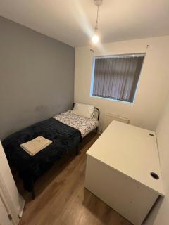 Cosy Modern 5-Bedroom house-Free Parking - 8