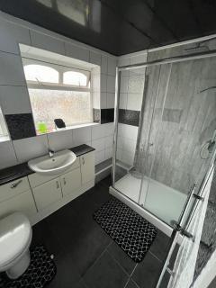 Cosy Modern 5-Bedroom house-Free Parking - 6