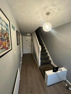 Cosy Modern 5-Bedroom house-Free Parking - 3