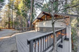3 Mi to Lake Arrowhead Village Pine-View Home! - 8