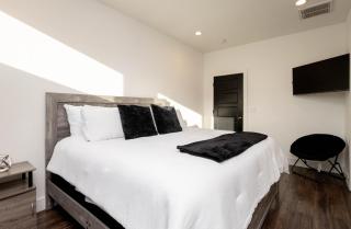 Broadway Breeze Escape Modern Nashville Comfort - 7