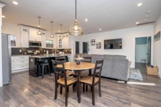 Broadway Breeze Escape Modern Nashville Comfort - 9