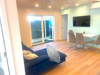 Spacious, bright and modern 1-BR Retreat - 2