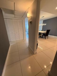 SPECIAL Beautiful Modern Beach Condo - 2