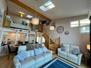Sea Breeze Stay - 3-Bed Coastal Gem with Private Balcony - Westward Ho! - 9