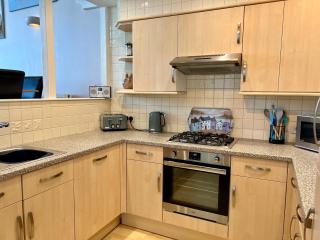 Sea Breeze Stay - 3-Bed Coastal Gem with Private Balcony - Westward Ho! - 2