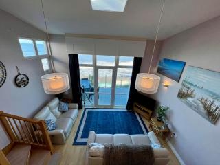 Sea Breeze Stay - 3-Bed Coastal Gem with Private Balcony - Westward Ho! - 6