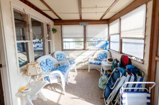 Dog-Friendly Cottage with Backyard & Beach Vibes! - 9