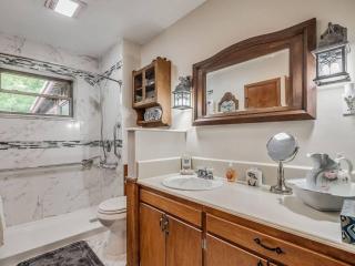 Antique Retreat Hot tub - 3