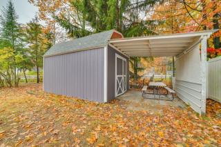 Cozy Houghton Lake Home with Fire Pit and Porch - 9