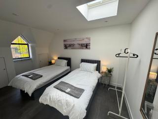 2BR Flat in Prime Location - 4