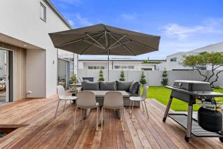 Premium Home with Sauna & Parking - Steps to Beach - 2