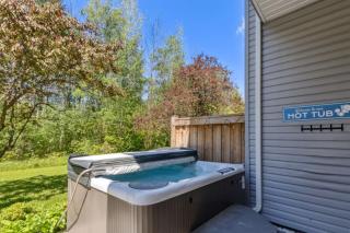 Townhouse with Hot Tub near Blue Mountain Village - 162 Vacation Inn - 7