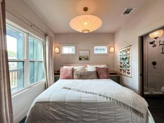 2BR Boutique Stay in Central Galveston - 4