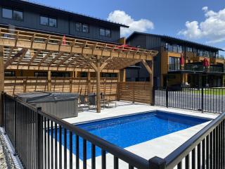 Le Memph Renarde spacious confortable 3 bedroom 2 floor condo salt water pool hot tub Memphremagog Lake - 5
