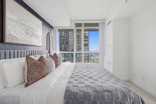 Stylish Downtown - Condo Sleeps 8 - YYZ Airport - 9