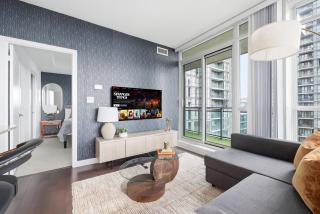 Stylish Downtown - Condo Sleeps 8 - YYZ Airport - 0