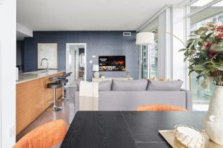 Stylish Downtown - Condo Sleeps 8 - YYZ Airport - 5