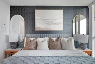 Stylish Downtown - Condo Sleeps 8 - YYZ Airport - 4