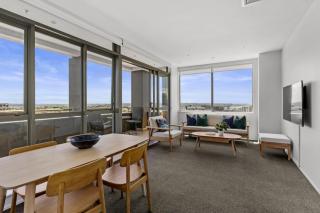 Iconic Skyline Modern Abode with Free Parking - 4