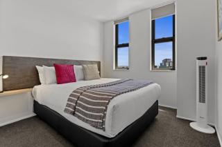 Iconic Skyline Modern Abode with Free Parking - 1