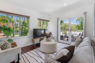 Sunny 3BR Upstairs Apartment Shops and Transport - 8