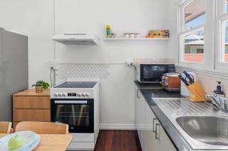 Sunny 3BR Upstairs Apartment Shops and Transport - 2