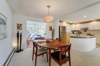 1 Mi to Maine Street! MCM-Style Home in Brunswick - 2