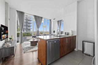 Sleek Sq 1 Downtown Condo - 4 beds - Parking - 5