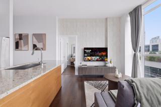 Sleek Sq 1 Downtown Condo - 4 beds - Parking - 4