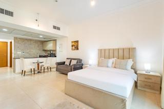 Yas Studio - Golf Course View - Amazing Pool - Heart of Yas Island - 5 min from Yas Mall, Ferrari World, Warner Bros, Sea Worlds, etc - 5