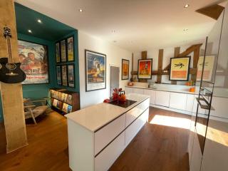 Entertainment Packed 3BDR Barn at Stevenage - 9